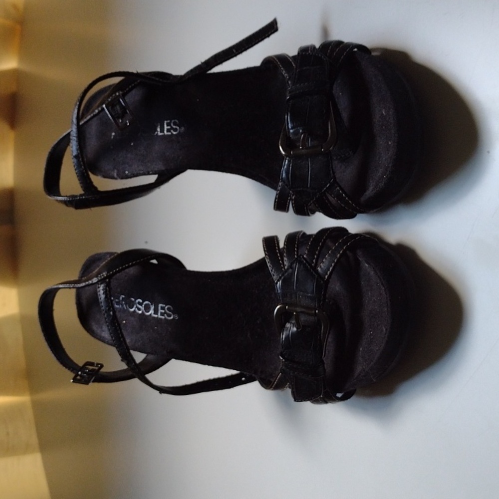 Excellent Condition Vintage Aerosoles Black Wedge Sandals size 6